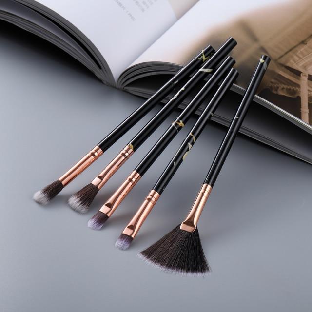 Pinceaux de maquillage en marbre