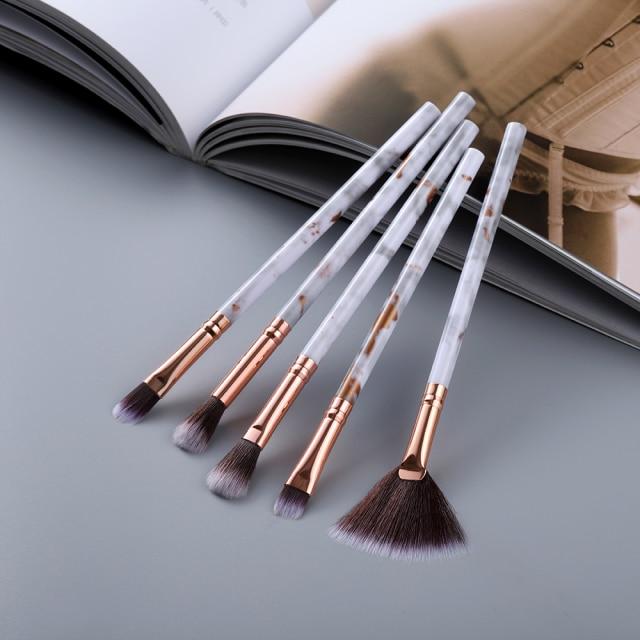 Pinceaux de maquillage en marbre
