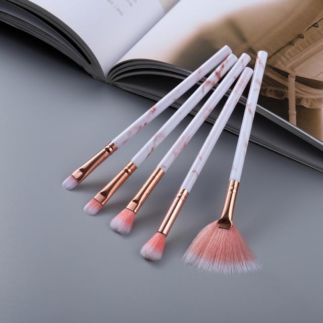 Pinceaux de maquillage en marbre