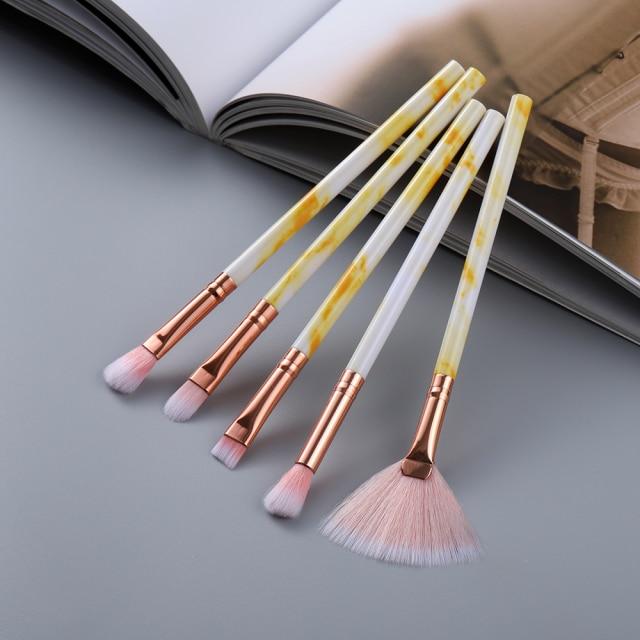 Pinceaux de maquillage en marbre